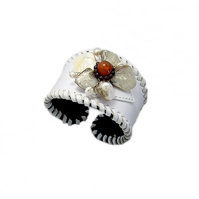 Weiße Lederbandarmbandspange mit Blumenornament aus weißen Perlmutt und kleinen granatroten Perlen