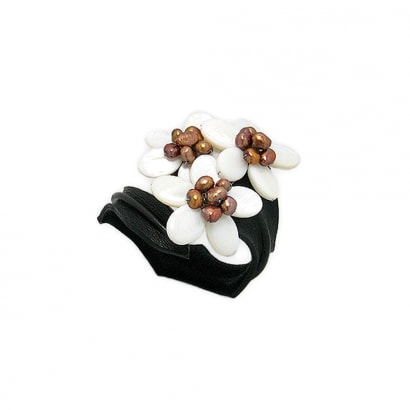 Bracelet 3 Fleurs en Nacre et Perles Blanc et Cuir Noir