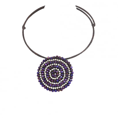 Runde Halskette mit silbernen und violetten Glasperlen