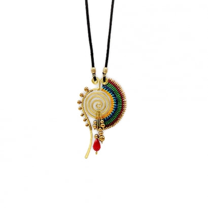 Halskette mit mehrfarbigenm Baumwollanhänger, mehrfarbigenn Perlen und goldener Metallspirale