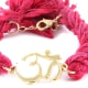 Ettika - Geflochtenes, rosafarbenes und silberne Baumwoll-Armband mit Om in Gelbgold