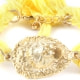Ettika - Geflochtenes, gelbes Baumwollbänder-Armband mit Löwenkopf in Gelbgold