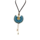 Halskette mit blauen Perlen und goldener Metallspirale